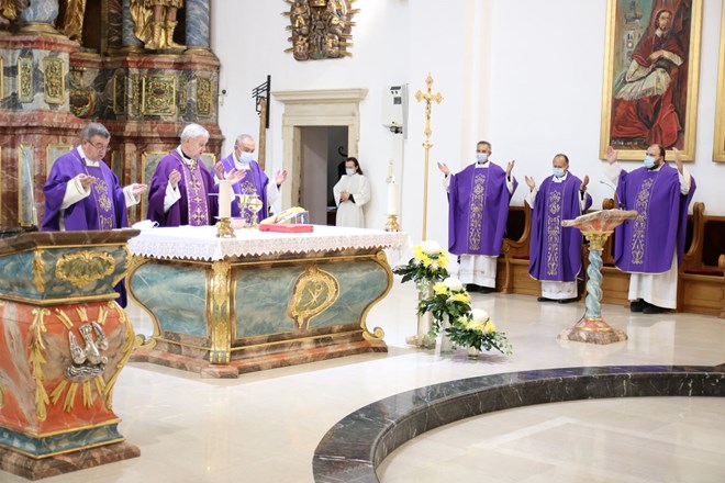Biskup u miru Josip Mrzljak u katedrali predslavio svetu misu na Dušni dan 